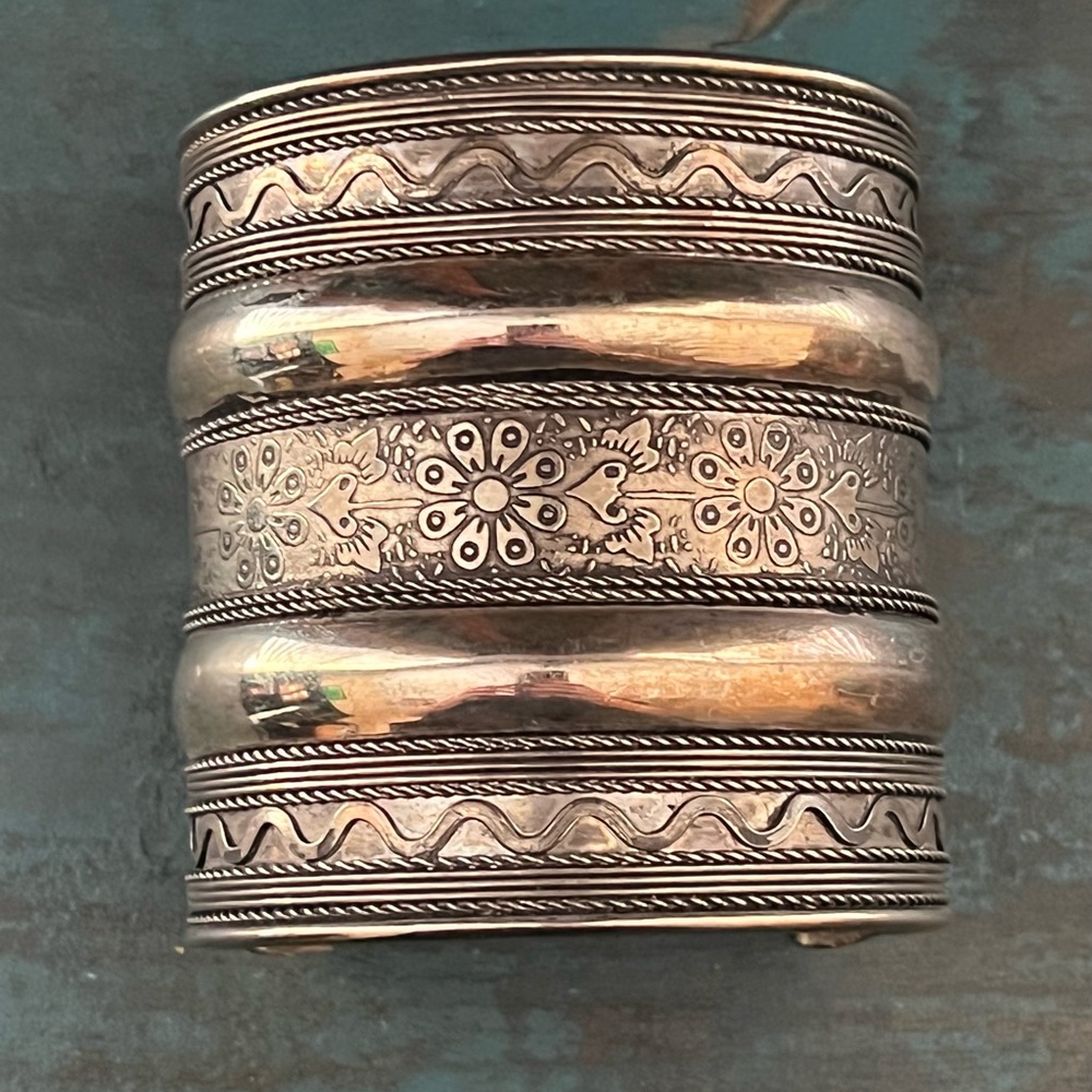Silver Floral Patterned Bracelet - Picture 3 of 10